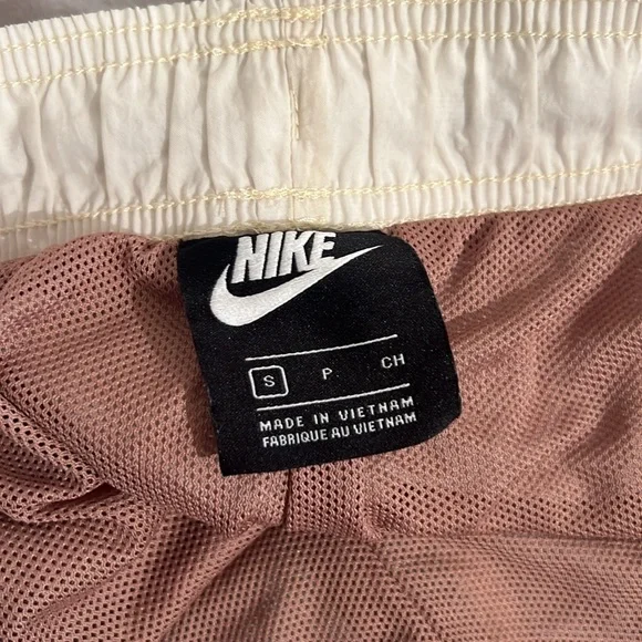 Nike Women’s Icon Clash Shorts in Tan, size Small - Picture 6 of 13